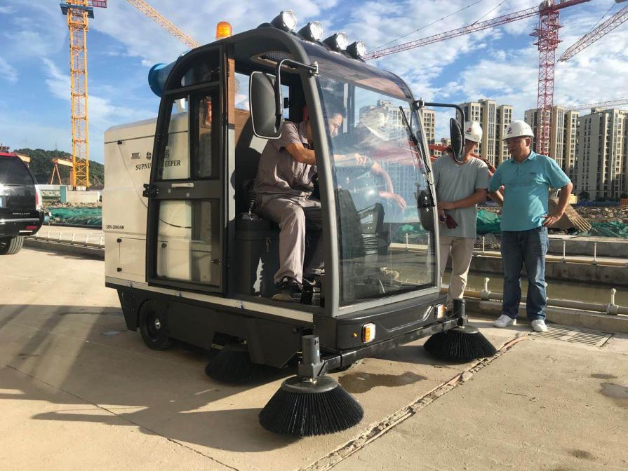 那曲龙海市电动清扫车：现代城市清洁的新解决方案